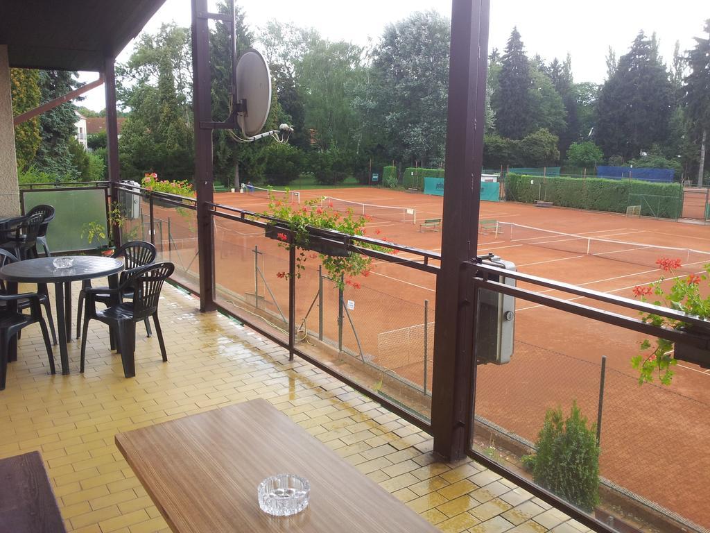 Penzion Tenis Poděbrady エクステリア 写真