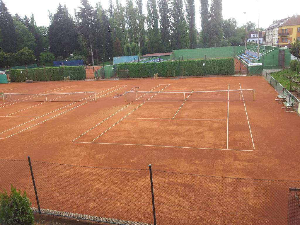 Penzion Tenis Poděbrady エクステリア 写真