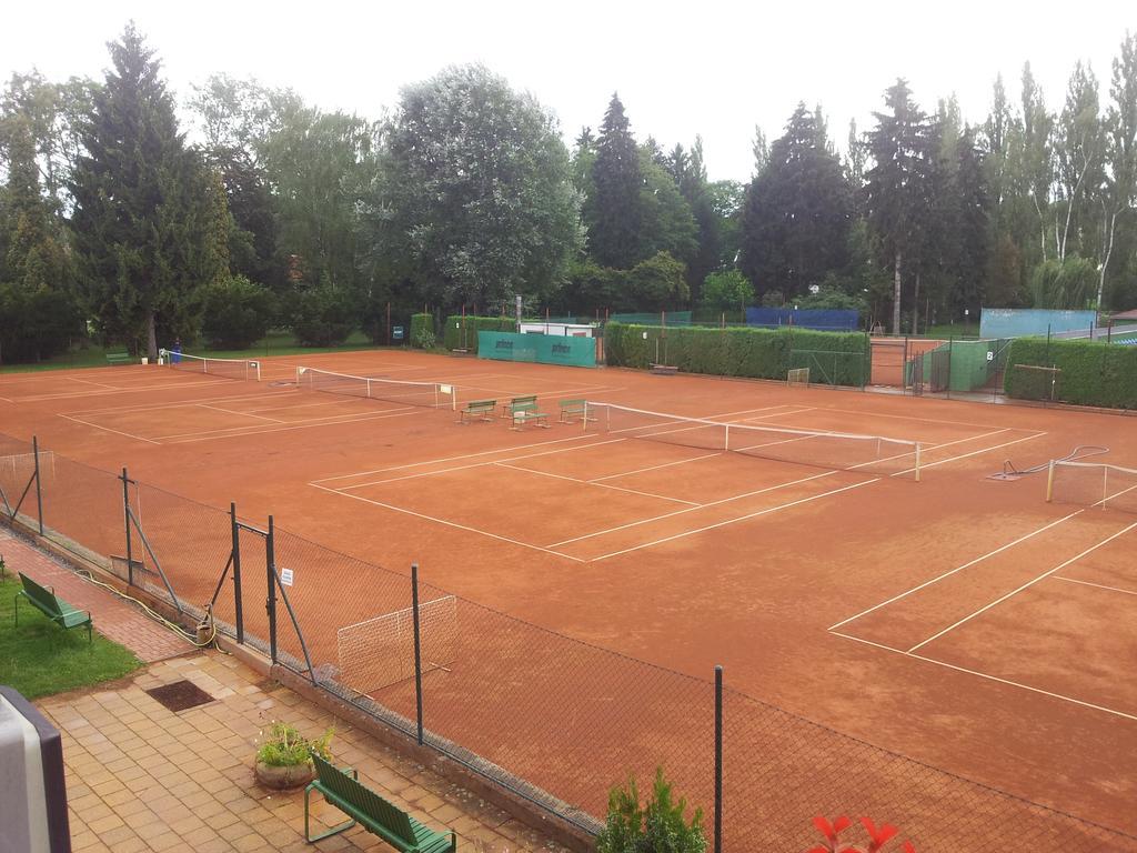 Penzion Tenis Poděbrady エクステリア 写真