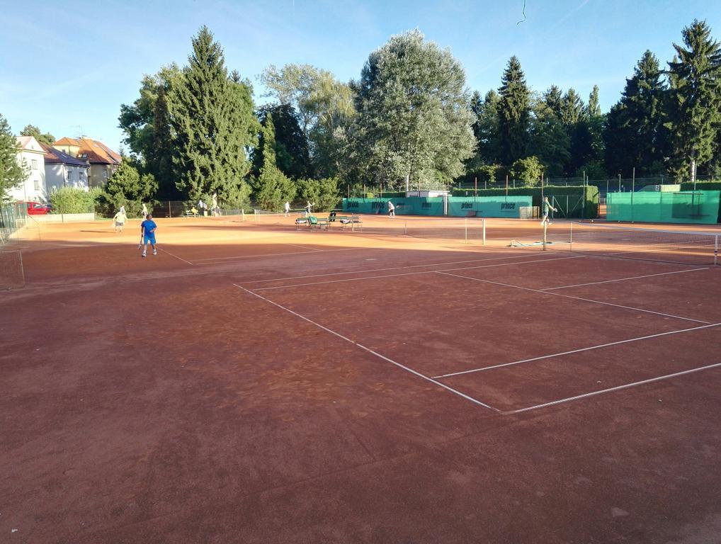Penzion Tenis Poděbrady エクステリア 写真