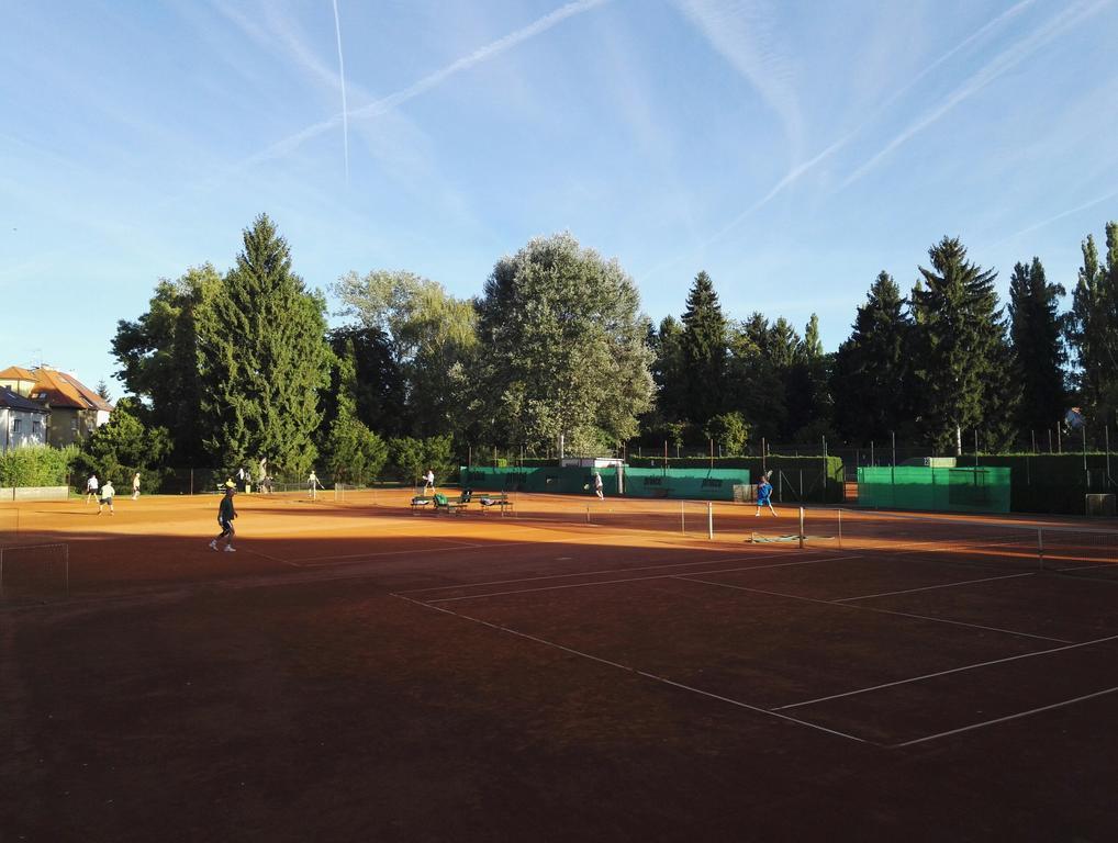 Penzion Tenis Poděbrady エクステリア 写真
